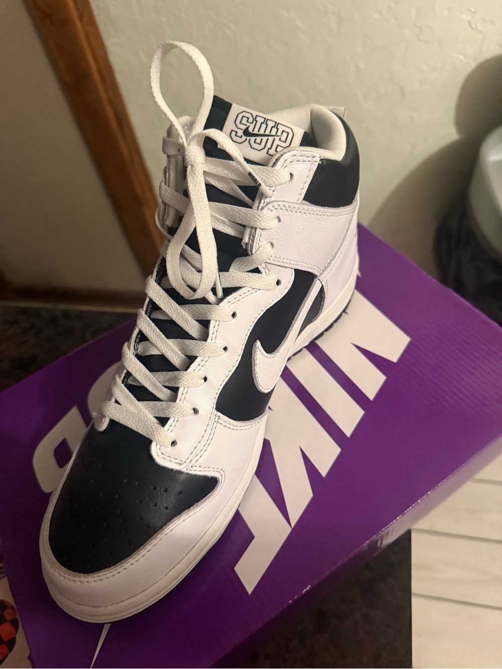 Label on Shoe Box - Picture 4 of 6